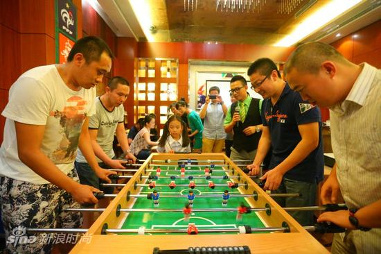 活动现场 嘉宾玩起了桌上足球