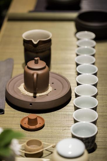 端起一杯茶，仿佛端起了一种人生