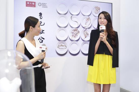 时尚主播李斯羽佩戴周大福85周年特别款“丰芒”系列亮相活动，并分享此次与周大福合作金饰街拍的感受