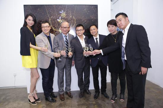 周大福、世界黄金协会高层，以及时尚主播李斯羽共同为周大福85周年祝酒庆生