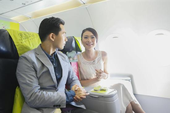 黄豆豆粟奕夫妇搭乘佰草集“爱·相逢”七夕航班