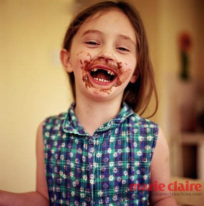 吃零食的小女孩
