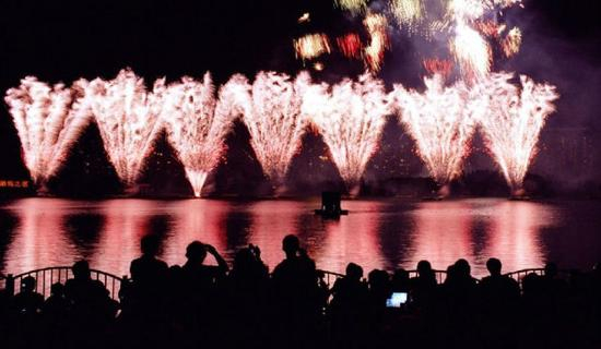 十九个燃放点点爆夜空