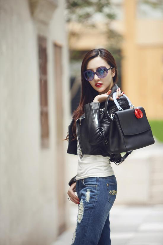 刘彦池示范Be Dior Bag 街拍风格