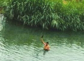 打捞人员找到凶器杀猪刀