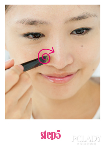 最后在鼻翼细节处也扫上一些些的粉底液