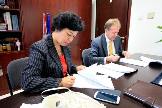 中国报道杂志社社长与意大利蒙达多利出版集团总经理芝诺·皮里萨里签署法律文件