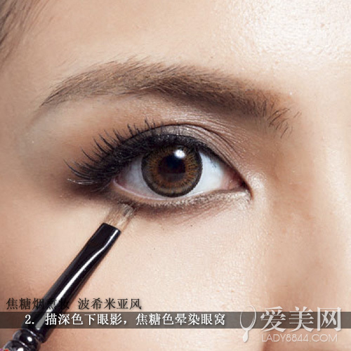 描深色下眼影，焦糖色晕染眼窝