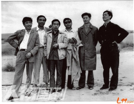 【路遥与贾平凹等作家的合影】