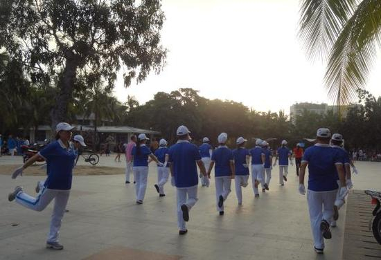  白鹭公园，从日落前到夜里十点多，广场舞一波接着一波。