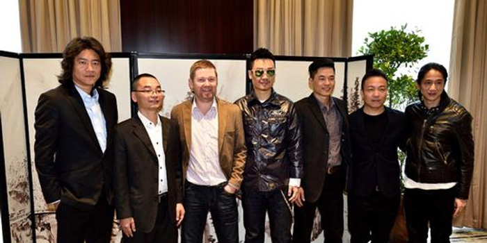 吉他手李延亮出席活动 许巍高旗罕见合体_手机新浪网