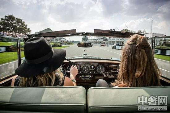 受邀嘉宾乘坐幻影、古思特和魅影车型离开复古风情节