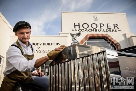 再现了Hooper公司为劳斯莱斯汽车建造的总装车间原貌