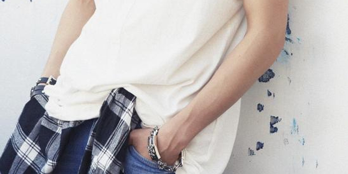 日前,李柏霄曝光了一支录音花絮,以及一支专辑封面拍摄花絮,为大家