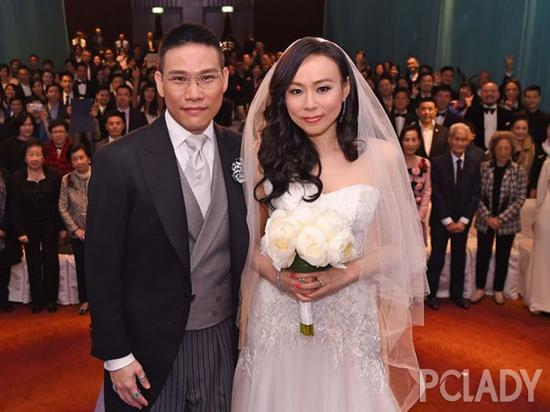 新娘妆正红唇显老成