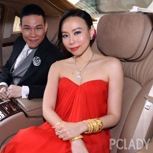 新娘妆正红唇显老成