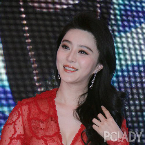 原本完美的小v脸活生生地被挤成了大饼脸