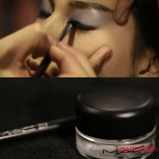 海军蓝和金属银色眼影