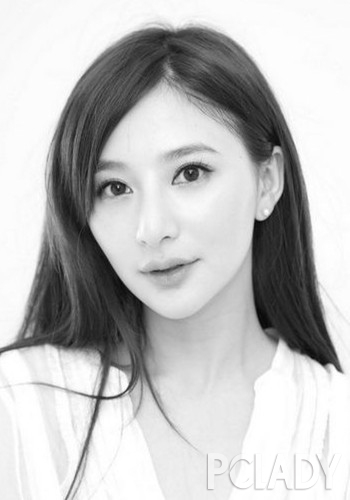 熊乃瑾是一个有着性感苗条身材以及一张标(kua)准(zhang)锥子脸的美眉