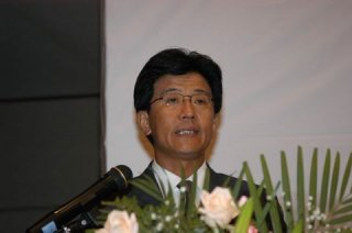 2004年5月12日，时任天天在线总裁王诚在首届中国数字传媒高峰会议上发言。