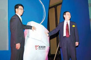 时任中国网通副总裁冷荣泉(右)与王诚共同启动天天在线。