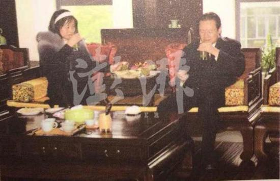 　　2010年左右，时任中共中央政治局常委的周永康(右)与妻子贾晓晔在一家茶文化博物馆品尝碧螺春。 澎湃新闻记者 张俊 翻拍