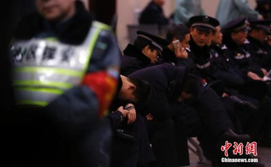 图为在急诊室外通宵守护的警察。汤彦俊 摄