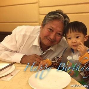 洪金宝66岁生日和孙子卖萌获赞酷帅依旧_手机新浪网