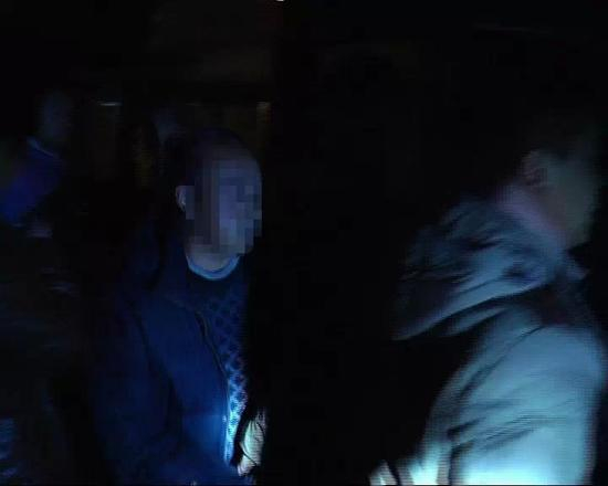 秦某被抓获时，她的镇静出乎民警的意料，可是一提起家人，特别是儿子和父亲，她就落下了眼泪。