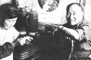 袁殊（右）平反后来到潘汉年的故乡，见到了在贫困中生活的潘玉琴