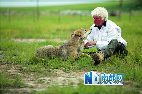 让-雅克·阿诺为何那么爱拍动物？他说，他其实是想拍出人类隐藏起来的本能。