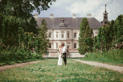 举办草坪婚礼的季节（图片来源：华盖）