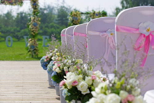 最好有备用的婚礼场地，以备在下雨的时候使用（图片来源：华盖）