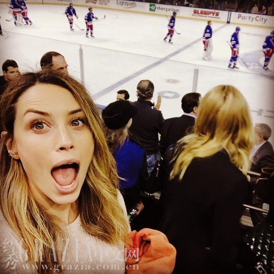 不管你想怎么笑，下巴微收都是必须的