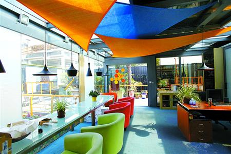 　部分箱壁变为了透明落地窗。