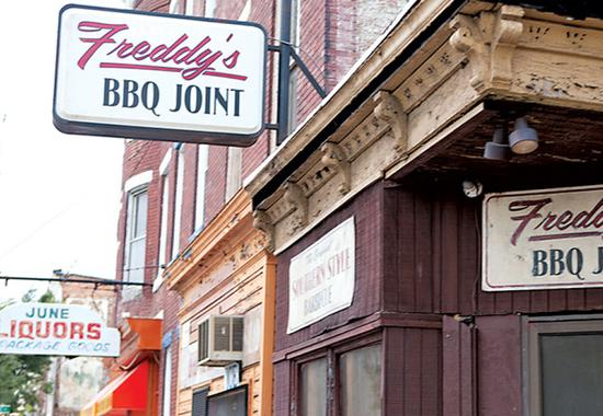 主角弗兰克最爱去的南方传统烤肋排店——Freddy's BBQ Joint