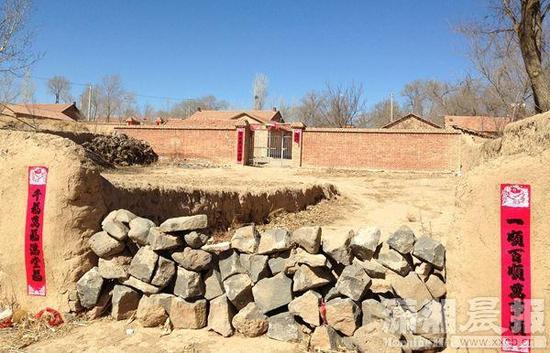 　　被害人老家破落的院落。对村民来说，一个未上高中的年轻女孩，如何认识高官赵黎平并因此而丧命，是难以理解的事情。图/潇湘晨报记者刘洁