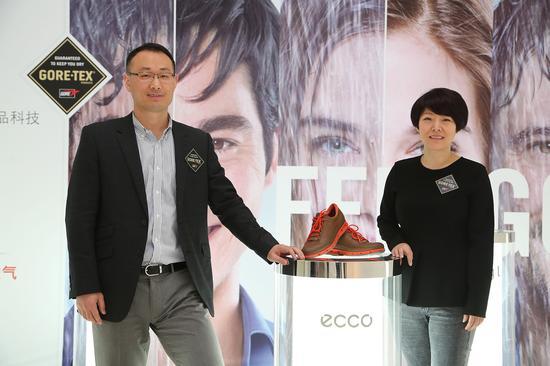 图二：戈尔公司北京公司总经理、GORE-TEX®纺织品部大中华区鞋类产品市场总监 侯云晖女士、GORE-TEX®纺织品部大中华区鞋类产品业务总监 汤钟波先生，于GORE-TEX® SURROUND™商务休闲鞋品春夏系列媒体沙龙合影留念。