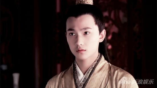 新版《红楼梦》里面杨洋饰演贾宝玉，十分青涩稚嫩，但灵气十足