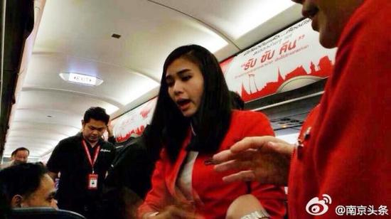 乘客将冲泡面的开水泼向空姐