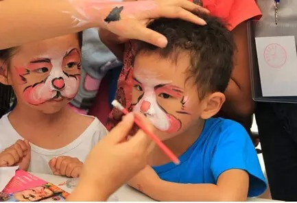 全民彩妆，150位彩妆师现场为你华丽变身。