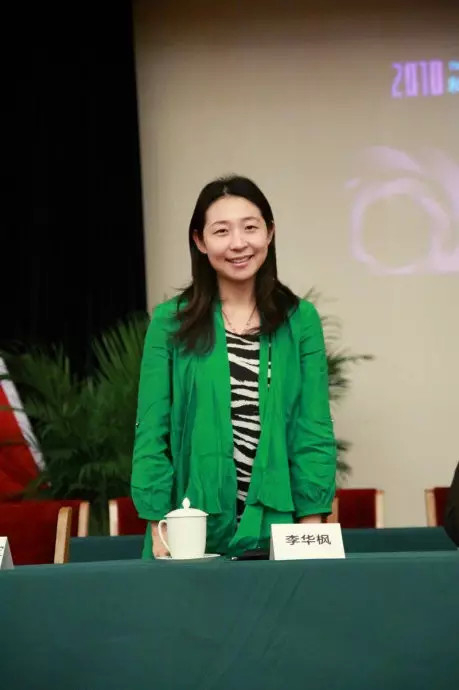 《环球时报》市场推广中心主任兼总经理李华枫一家人。