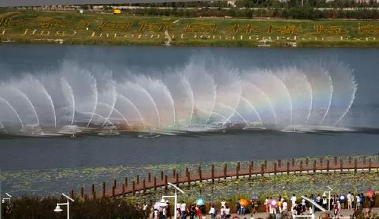 音乐水舞秀共度凉爽夏日。