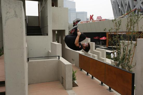 北京站跑酷选手钱恒源在比赛现场完成空翻。