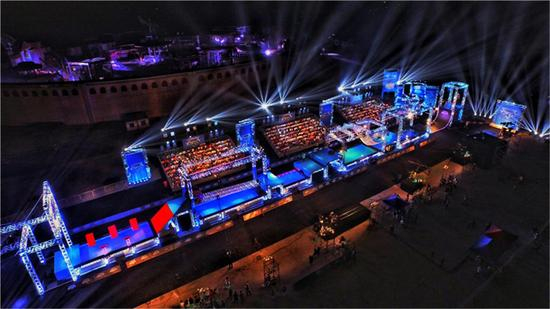 美国女超人Kacy携男友空降现场 极限女飞人飞檐走壁