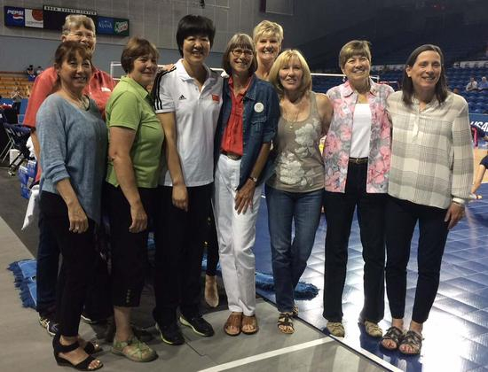 郎平与美国老女排队员合影