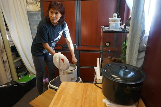 教课同时还要见缝插针为学生做饭