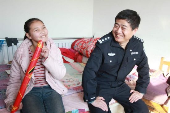 在肃宁特大枪击案中牺牲的肃宁公安局政委薛永清生前和他资助的贫困学生在一起。资料照片