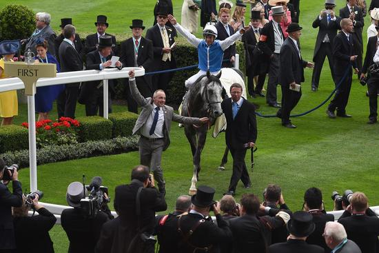 “经济学家”获胜后团队胜利欢呼