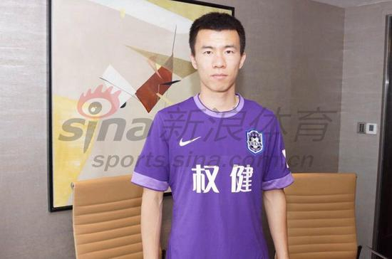 孙可身穿新东家球衣